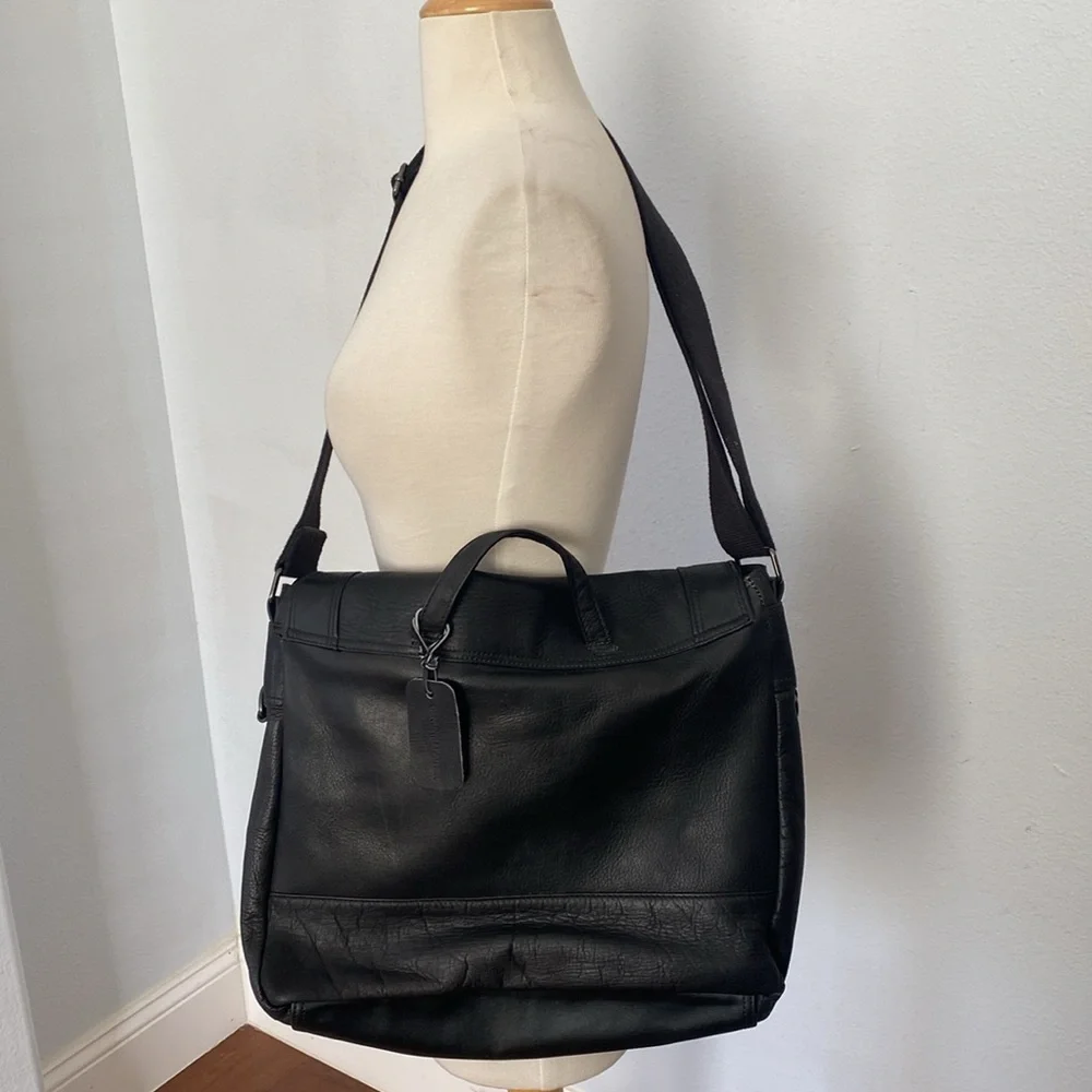 KENNETH COLE  Reaction Black Classic Leather Messenger Laptop Bag‎ Cognac